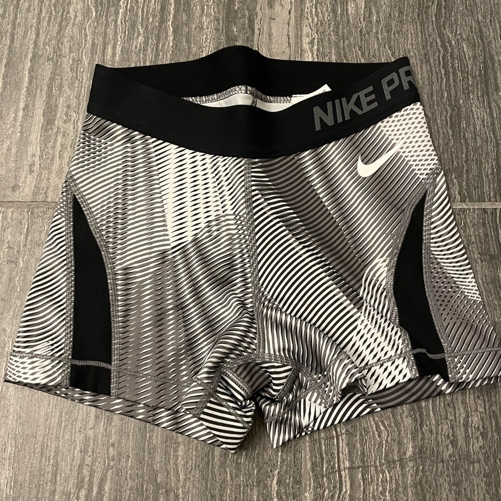 NWOT Nike Pro Women’s Spandex Boy Shorts, Black/Grey/White Print, size XS